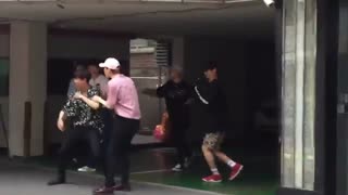 got7 - girls girls girls   مسخره و دیوونه بازی های  فوق خنده گات سون برای  فن هایی که جلوی کمپانی جمع شدند.  هیس من تو افق محوم