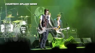 گیتار زدن جانی دپ در کنسرت های راک