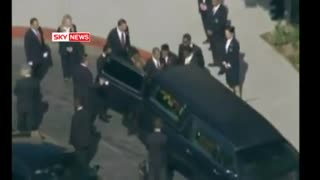 مراسم وداع با مایکل جکسون؛ بعد از مراسم، درحال آماده کردن تابوت مایکل جکسون برای انتقال به ...