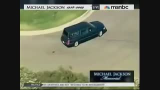 بعد از مراسم یادبود مایکل جکسون: ماشین حمل تابوت مایکل جکسون درحال انتقال او ...