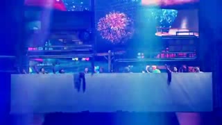 بچه ها این همون کنسرتیه که اعضای اکسو تو صحنه لباساشونو عوض میکنن ....خیلی عالیه خخخخخخخخ