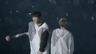 یه کنسرت قدیمی اکسو با حضور تاعو( آهنگ 3.6.5)