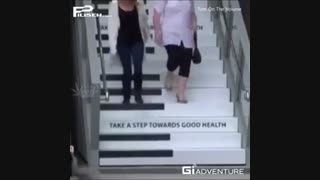 طراحی پله مترو به شکل پیانو