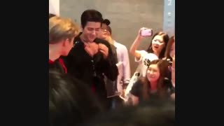 وقتی گوشی یکی از فنها میفته زمین و سهونم گوشیشو از زمین برمیداره بهش میده:)چرا ما جای اون نیستیم؟ :| اکسو -sehun-exo-سهون