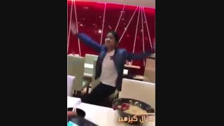 پدر از دخترش میخواد هرجا این آهنگو گذاشت پاشه برقصع