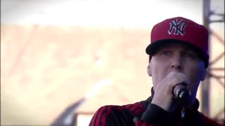 اجرای زنده آهنگ Behind Blue Eyes از Limp Bizkit