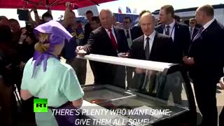 بستنی خریدن پوتین از دستفروش نمایشگاه هوایی مسکو 2017