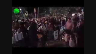 کنسرت خیابانی یک کارتن خواب