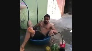 تابستون ماله اینه ...توو استخر.نوشابه.میوه.شرشر اب از بالا...  اصنیش توپ