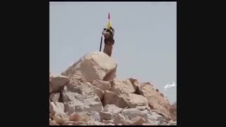 پایین کشیدن پرچم تروریستها در مرز سوریه توسط حزب الله