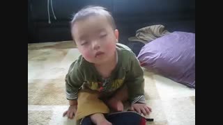 نی نی کره ای ناز  ملوس  به نام leo  خوابش میاد خیلی عین گربه پشمالو ها فداشم من