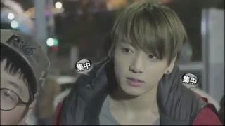 هارتم ترک خورد..... این پشت صحنه موزیک ویدیو شون است که کوکی  بی تی اس رو کتک می زنن.bts.