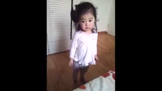 دختر بچه ای کره ای 3 ساله Yebin قبل از مادرش بیدار میشه واسه ارایش کردن