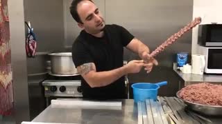آموزش به سیخ زدن کباب کوبیده