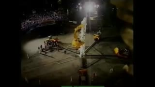 این بیل مکانیکی از ساختمان ها بالا می رود.