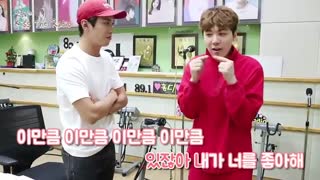 حرکت aegyo لی هونگ کی به اجبار جونگ یونگهوا که پریروز مهمون برنامه ی هونگ کی بود...لوس مامانی کی بودی تووو....خخخ