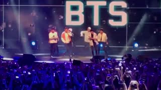 اجرای اهنگ Bs&tدر سنگاپور اجرا کرد