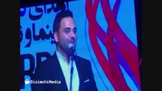 احسان علیخانی جایزه بهترین چهره تلویزیونی خود در جشن حافظ را به خانواده شهید حججی تقدیم کرد