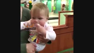 به بهونه بوس پستونک رو از دهنش برداشت