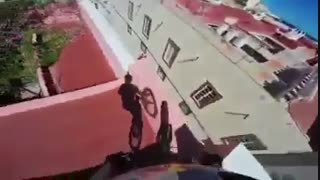 دوچرخه سواری  مرگبار...با زندگیش داره بازی میکنه