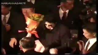[Rare] Michael Jackson arrives at the hotel in Seoul _ کلیپ کمیاب _مایکل جکسون وارد هتل سئول کره جنوبی می شود (حجم انبوه مردم)