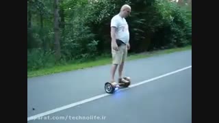 چه اسکوتر سواری میکنه