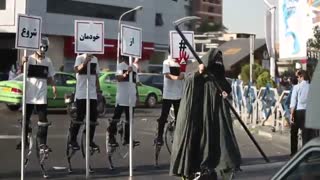 وقتی الهه مرگ مردم را به رعایت فرهنگ ترافیک دعوت می کند