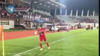 خوشحالی جذاب فرشاد احمد زاده یعنی بعد دیدن این خوشحالی تا یه هفته گل میزدم اینجوری میکردم