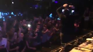 عاشق این اهنگم ....ینی نیمی از نوجونی م رو زد بازی تشکیل میده ...کنسرت 2016 مکان و نمدونم