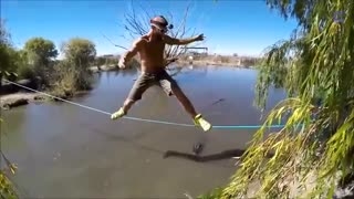 بندبازی بر فراز رودخانه ای پر از تمساح های گرسنه