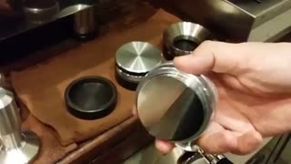 وسیله ای برای مسطح کردن سطح قهوه