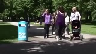 با هر بار انداختن زباله داخل این سطل، صدای سقوط از ارتفاع پخش می‌شود