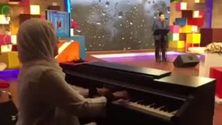 پیانو نوازی حریر شریعت زاده همسر سالار عقیلی در استودیوی برنامه حالا خورشید