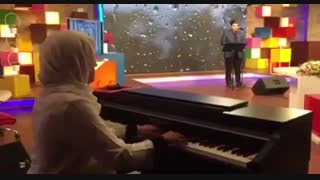 پیانو نوازی همسر سالارعقیلی در پشت صحنه استودیوی تلویزیون