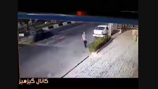 مردی که در تهران چندبار تلاش میکنه خودشو زیر ماشین بیندازه تا دیه بگیره که آخر هم ماشین میزنه بهش