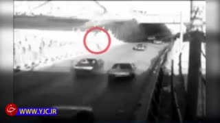 لحظه برخورد زندانی فراری با خودرو در مشهد