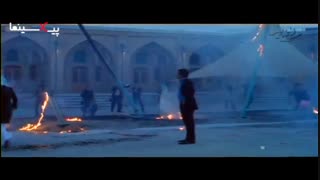 سکانس آتش سوزی عمدی پرده طراحی شده توسط سارا در فیلم یکی از ما دو نفر(۱۳۸۹)