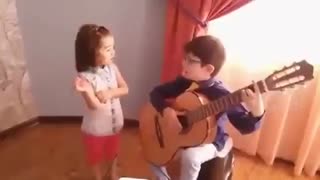 اجرای ترانه گل مریم توسط دو کودک با مزه !!