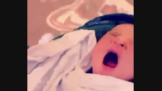 مادر زادی خوانندس ...بچه هایه مردم خواننده میشن ما ....