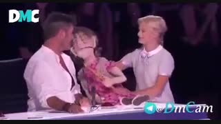 دختر عروسک گردانی که با لبهای بسته حرف میزند.