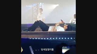 دراز کشیدن بکهیون وسط کنسرت