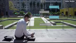 با این کیف پول مجهز به باتری خورشیدی ، گوشی های هوشمند خود را شارژ کنید.