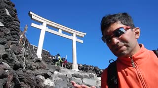 بالاتر از ابرها بر فراز قله فوجیAbove the clothes, on the top of Fuji summit