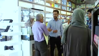 دوربین مخفی جالب از حس انسان دوستی مردم که در یک داروخانه اتفاق افتاده.