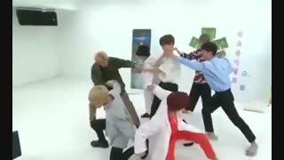 BTS یه تیکه باحال از رقص آهنگ DNA