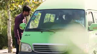 دوربین مخفی داخل یک ون؛ برخورد راننده و مسافران با مسافری که کیف پولش رو جاگذاشته