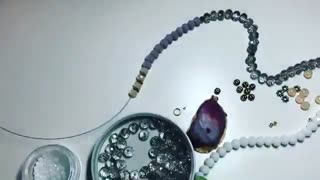 خلاقیت : هنرکار با مهره