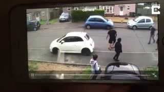 مرد که به آسانی مشکل پارکینگ را حل می کند