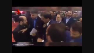 فرار رئیس کل بانک مرکزی جمهوری اسلامی ایران از بین مردم معترض (در تهران)